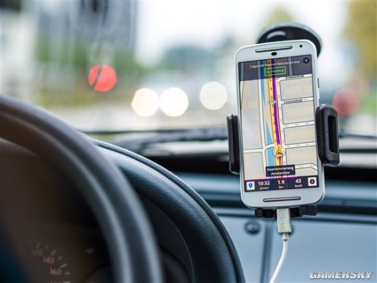 英国将全面禁止开车用手机 违者面临200英镑罚款、扣6分