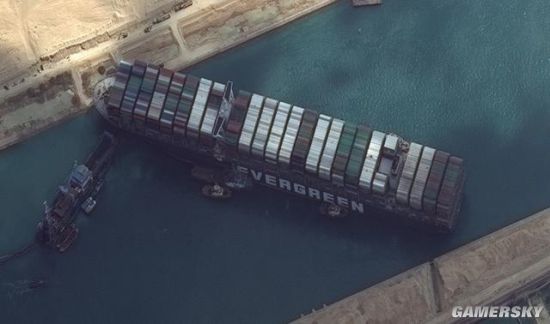 堵塞苏伊士运河货轮船身已摆正 终于恢复正常航线