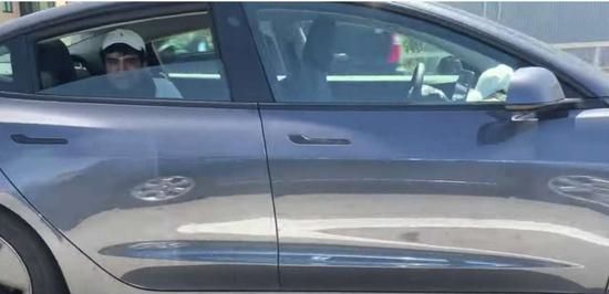 美国男子坐在特斯拉后座“开车” 随后被警察拦截当场逮捕