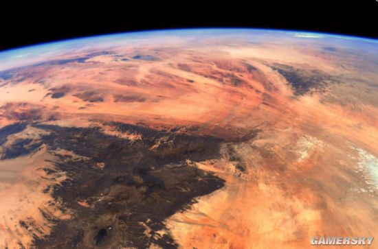 宇航员拍了一张“红色”地球照 荒凉的景象神似火星