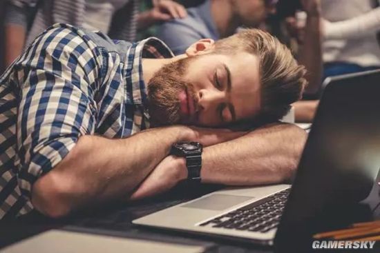 午睡不超过1小时减缓大脑早衰引热议 网友：根本没时间睡