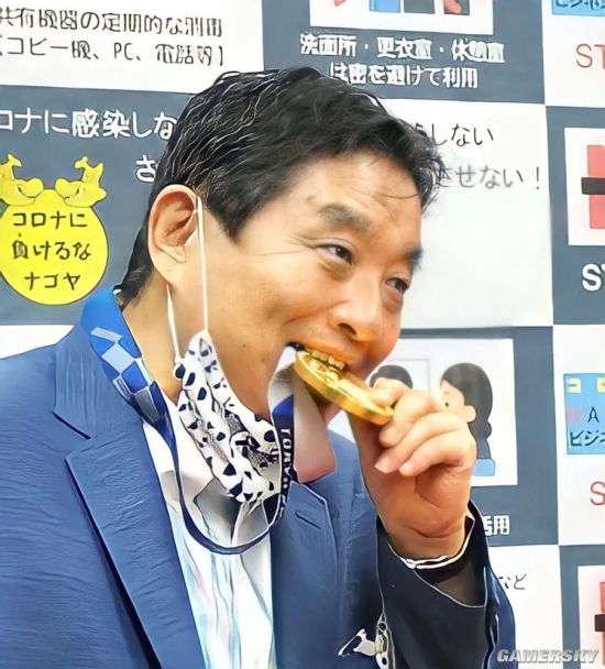日本一市长咬金牌拍照引争议 奥组委：市长自费为运动员换新金牌