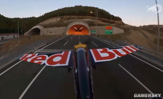 红牛“敢死队”！飞机穿越高速公路隧道挑战成功