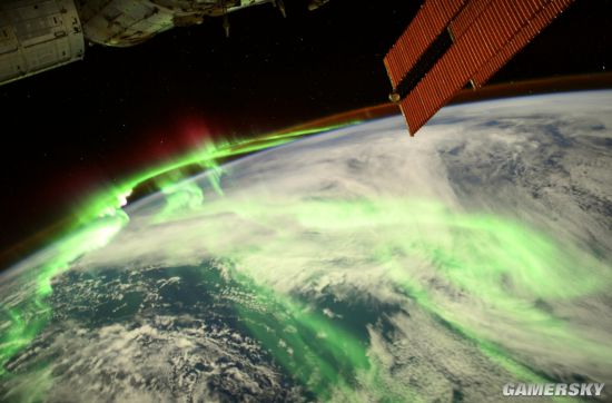 宇航员拍到绝美极光照片 地球如穿上绿色纱衣