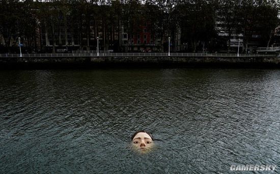 西班牙河中出现溺水少女大脸 创意雕塑吓坏当地民众