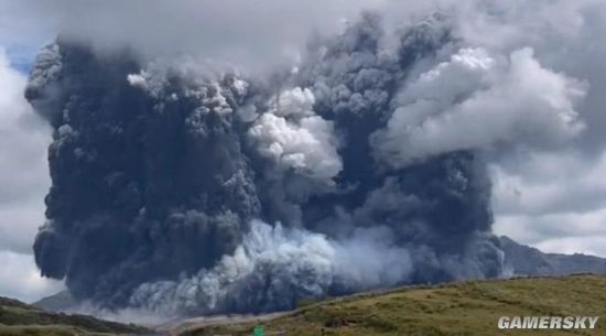 日本超级火山阿苏山大喷发 火山渣四处飞溅巨型浓雾遮天蔽日