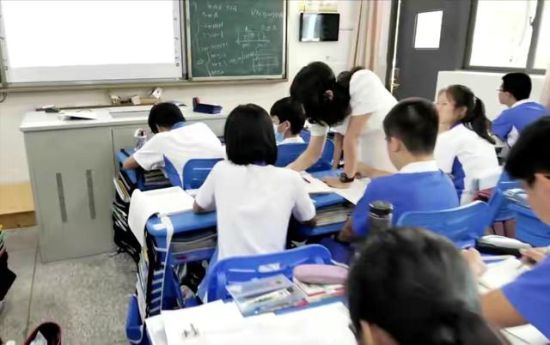 清华女博士到深圳当中学数学老师引热议 本人回应：热爱教育事业