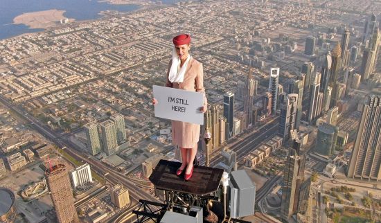 空姐在世界最高塔尖再拍广告 飞机在身后掠过