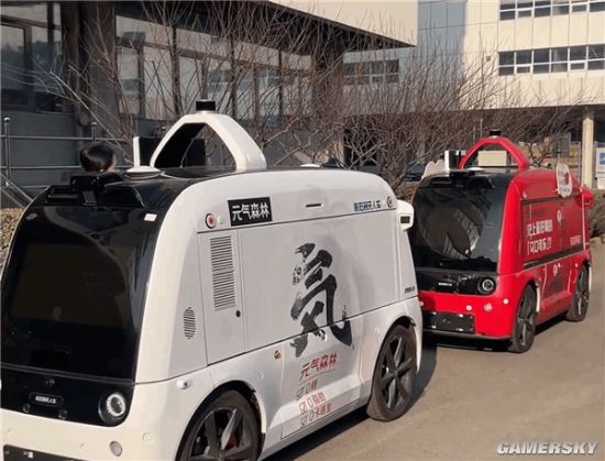 北京街头无人售卖车吵架引围观 机器人也有胜负欲