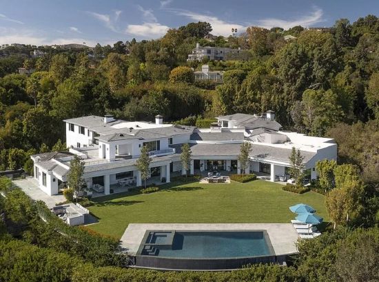 本阿弗莱克与女友詹妮弗洛佩兹共购3亿元豪宅 两人分手近20年再复合