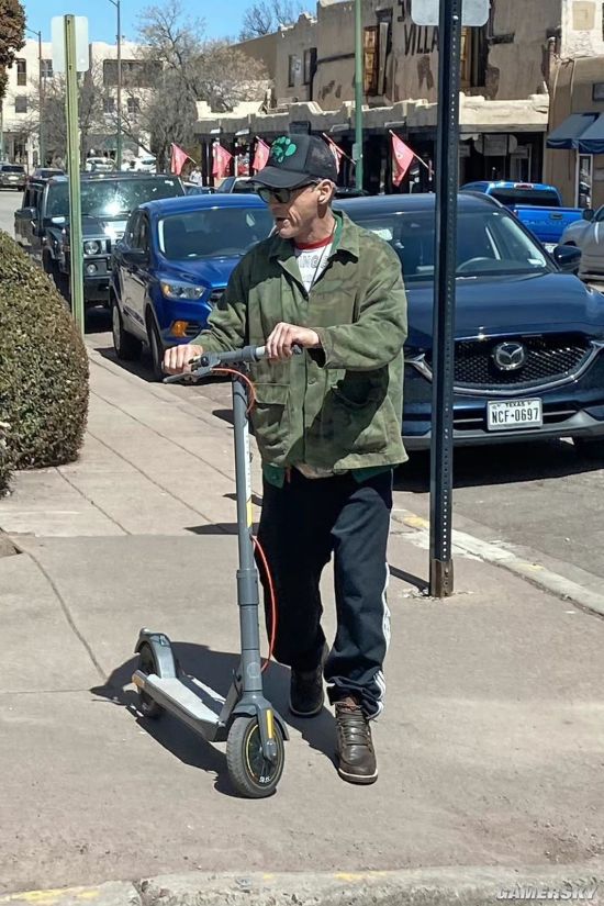 “钢铁侠”唐尼骑电动踏板车出街 正在拍摄诺兰新片《奥本海默》