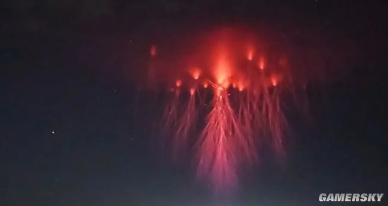 喜马拉雅山脉爆发“红色精灵闪电” 宇宙极致的浪漫