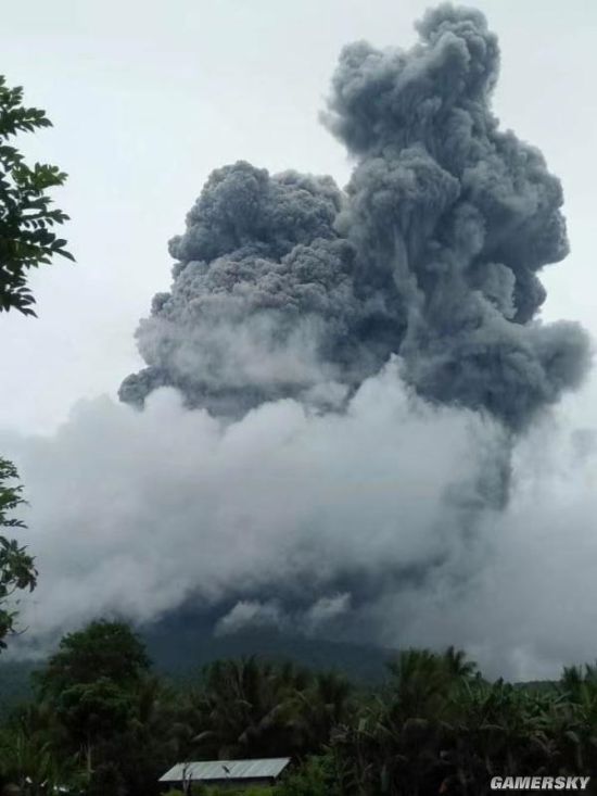 菲律宾布卢桑火山喷发 前24小时内发生77次地震