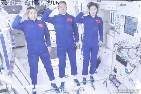 神十四乘组进驻天和核心舱 3名航天员太空敬礼合影