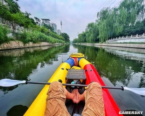 北京一男子划皮划艇上下班 水务部门提醒注意风险