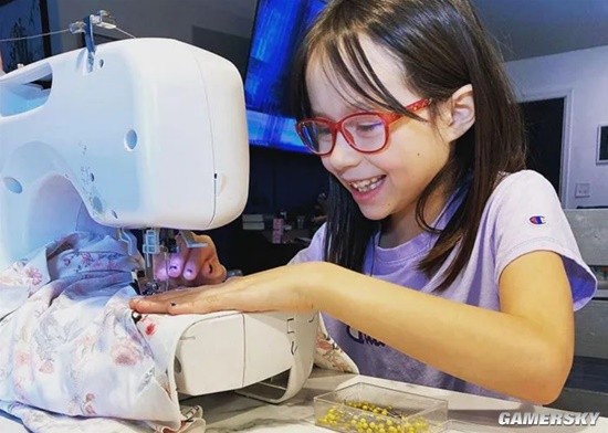 别人家的小学生 9岁女孩已经可以独立设计制作时装