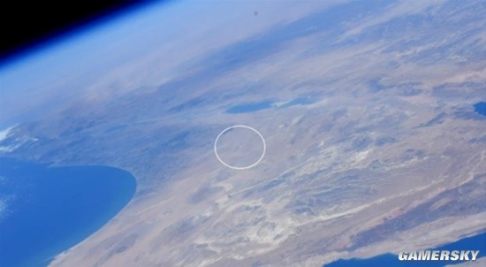 宇航员在太空中发现沙漠中一个亮点：240米太阳能塔