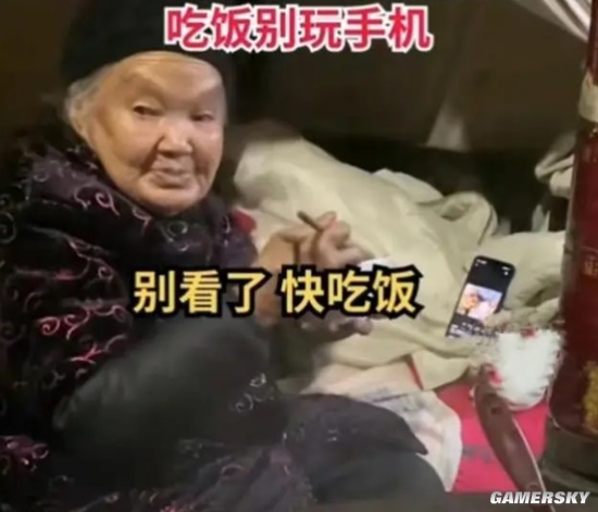 10岁女孩劝88岁曾祖母吃饭别玩手机 网友：老了的我