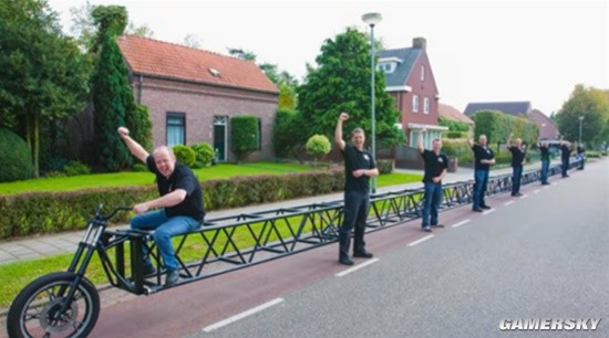 世界最长自行车问世：41.42米 可让20多人同时骑行