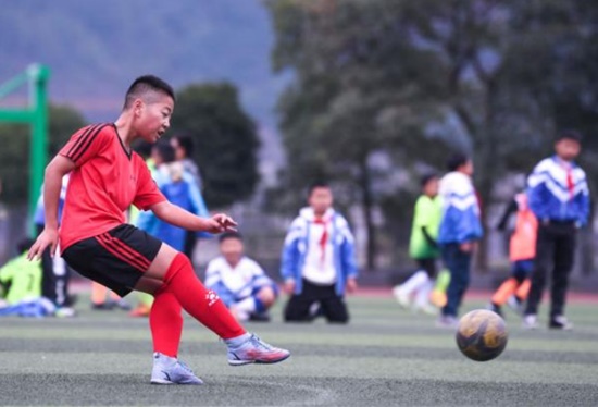 12岁中国少年登上世界杯决赛舞台 担任护旗手