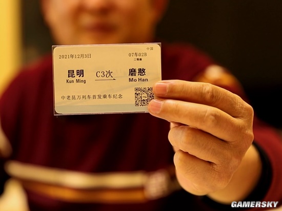 54岁大爷收藏60多公斤火车票 见证中国铁路的发展历程