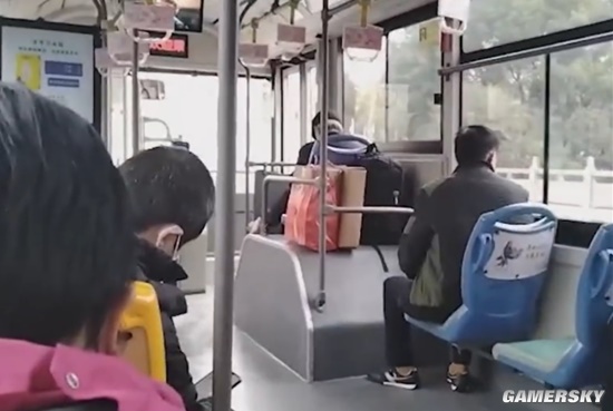 大三男生换乘32辆公交从合肥到上海上学 650多公里路费76.8元
