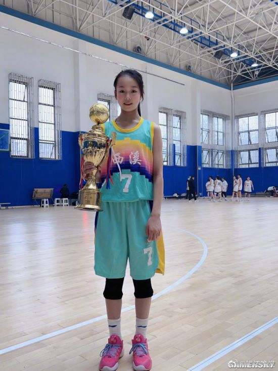 狂飆裡的小黃瑤拿了籃球聯賽冠軍 未來想當職業球員