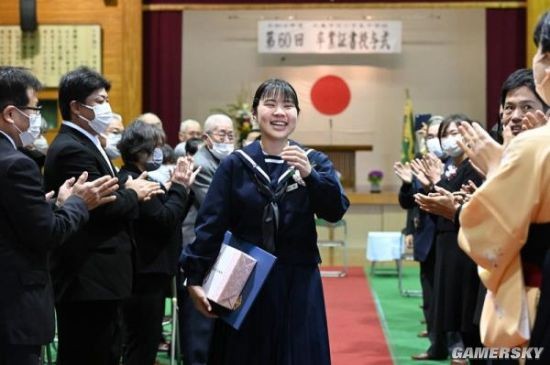 日本一小岛唯一的学生毕业了 当地学校也将关停