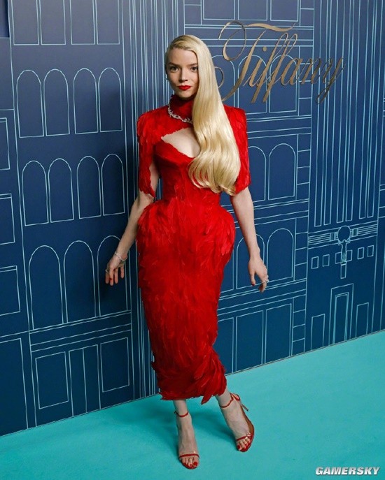 安雅·泰勒-乔伊出席品牌活动 红衣长裙身材性感