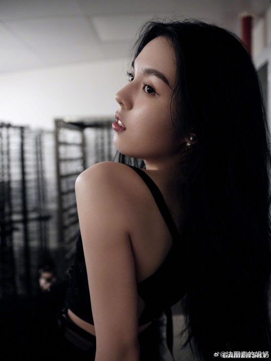 Li Yong's Daughter Fadumai Makes First Public Appearance, Stunning in Black Backless Dress Accentuating her Superior Figure