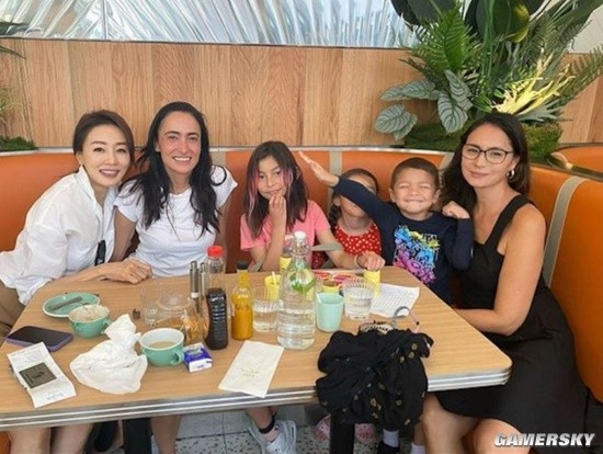 吳彥祖夫妻攜女兒與老友相聚，10歲吳斐然正臉照首次曝光！
