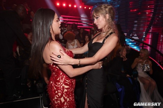 "Taylor Swift Shines at the 2023 MTV Video Music Awards, Gets Cozy with Selena"