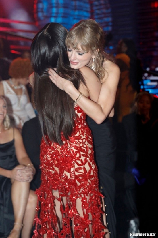"Taylor Swift Shines at the 2023 MTV Video Music Awards, Gets Cozy with Selena"