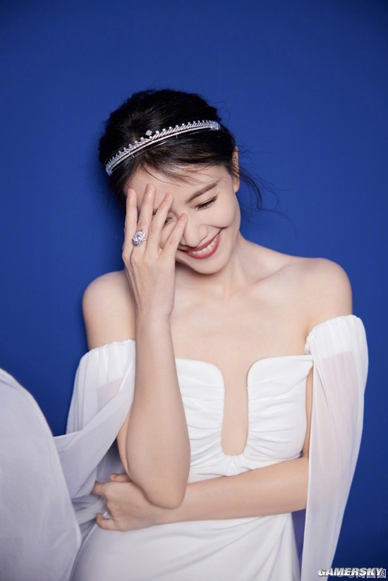 Gao Yuanyuan Shares Fresh Photoshoot, Exudes Elegance in Off-Shoulder White Gown