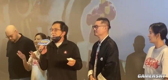 Jackie Chan Surprises Fans at Chengdu Roadshow, Excitedly Calls Wei Xiang 