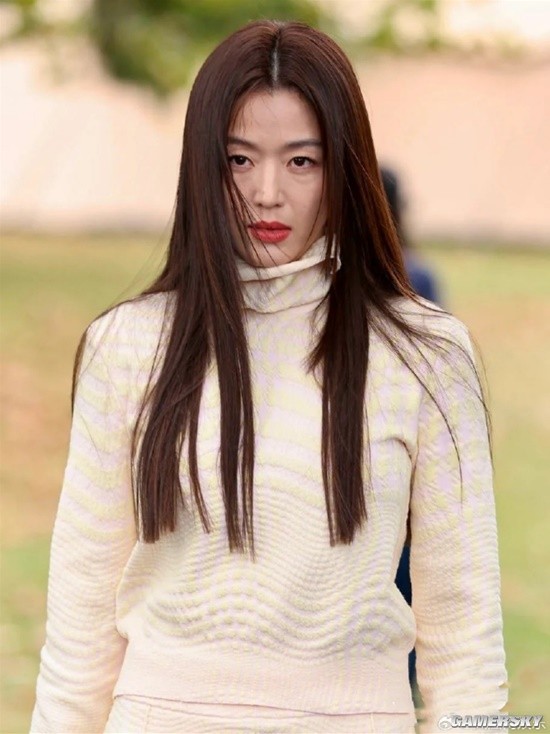 Jun Ji-hyun Stuns with Straight Hair at Fashion Week - Fans Say 