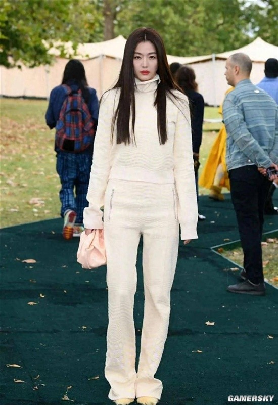 Jun Ji-hyun Stuns with Straight Hair at Fashion Week - Fans Say 