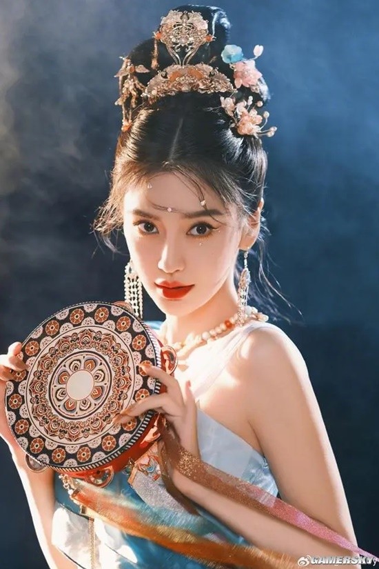 Angelababy's Dunhuang Goddess Look Photoshoot: Dancing Amidst Radiant Light and Shadows