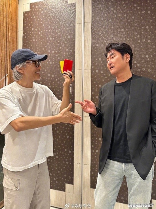 Stephen Chow and Song Kang-ho Pose Together Announcing Their Collaboration in the New Film 