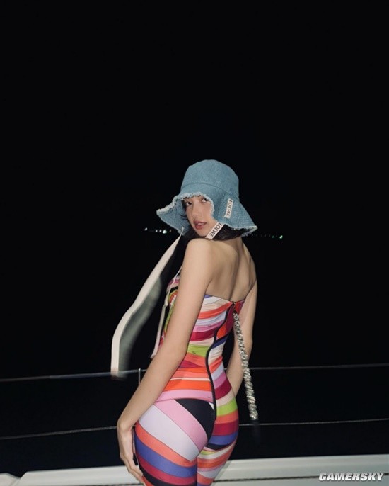 Lisa Shares Beach Bikini Photos - Slim Figure and Sweet Smile