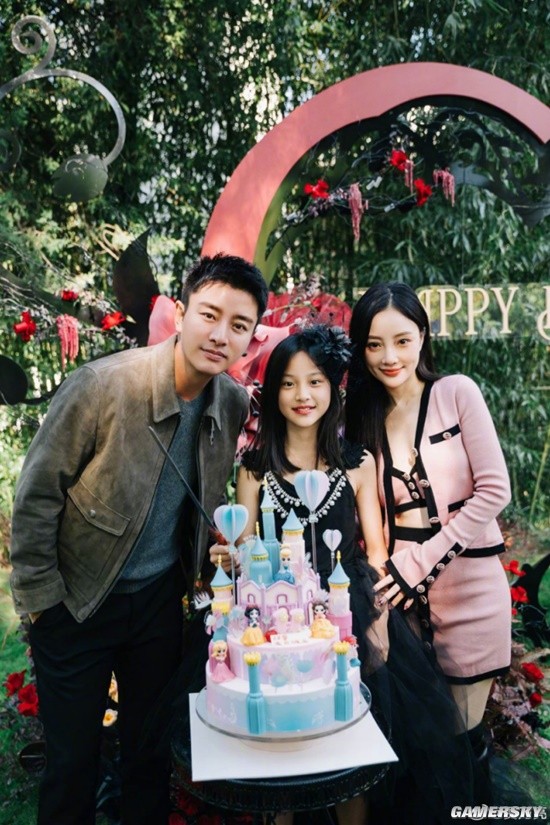 "Jia Nailiang and Li Xiaolu Reunite to Celebrate Daughter's Birthday - Heartwarming Moments"
