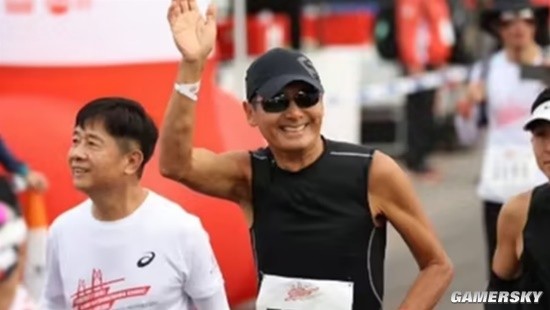 68-Year-Old Chow Yun-Fat Completes 21-Kilometer Half Marathon in Two and a Half Hours