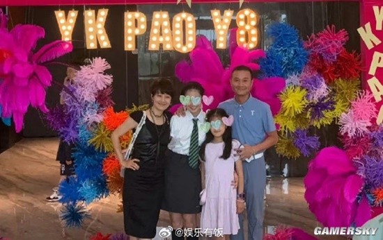 Article: Ma Yili's Latest Group Photo Revealed, Celebrating Daughter's Eighth Grade Graduation Together