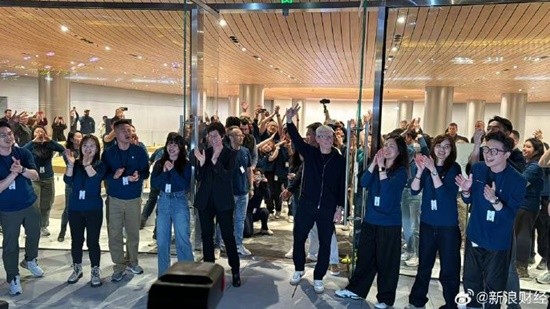 库克切身为苹果静安店开张 中邦最高规格苹果店开业