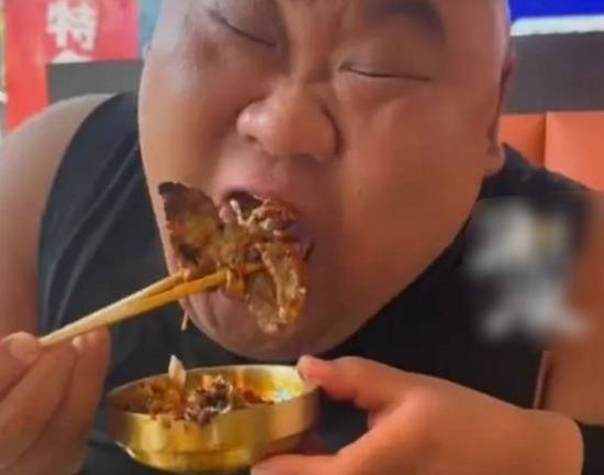 大胃王mini术后恢复期吃播，网红切胃小哥