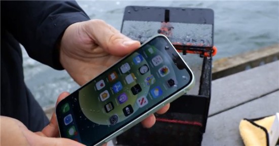 iPhone11/12防水测试 浸没9米水下20分钟都还完好