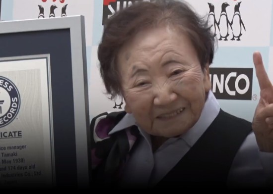 日本老奶奶90岁仍在工作 获吉尼斯认证“世界最高龄办公室文员”