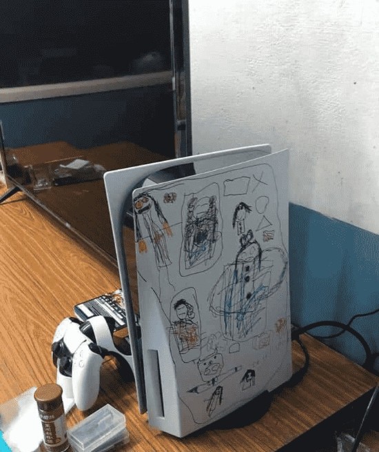 网友晒自己的PS5近况：成孩子的画板 机盖覆满涂鸦