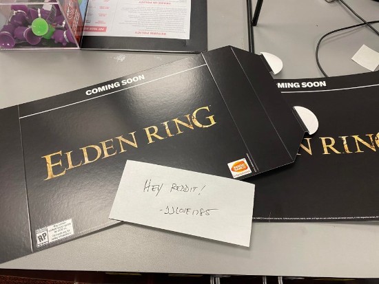 曝GameStop制《Elden Ring》宣传物料 店里摆上了