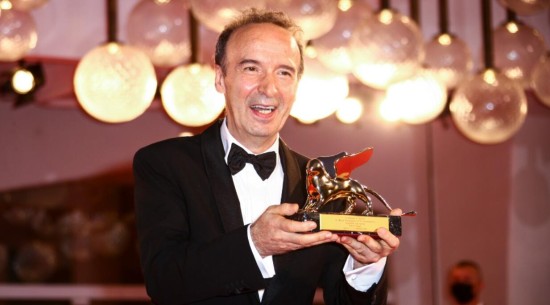《美丽人生》导演罗伯托·贝尼尼获威尼斯终生成就金狮奖 上台领奖感谢自己的“公主”